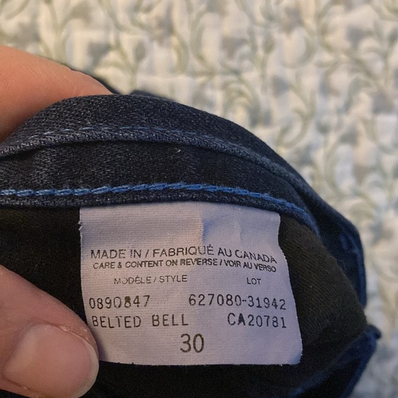 Vintage Tommy Hilfiger Belted Bell Canadian jeans size 30. Frayed bottom cuffs. - Picture 10 of 10